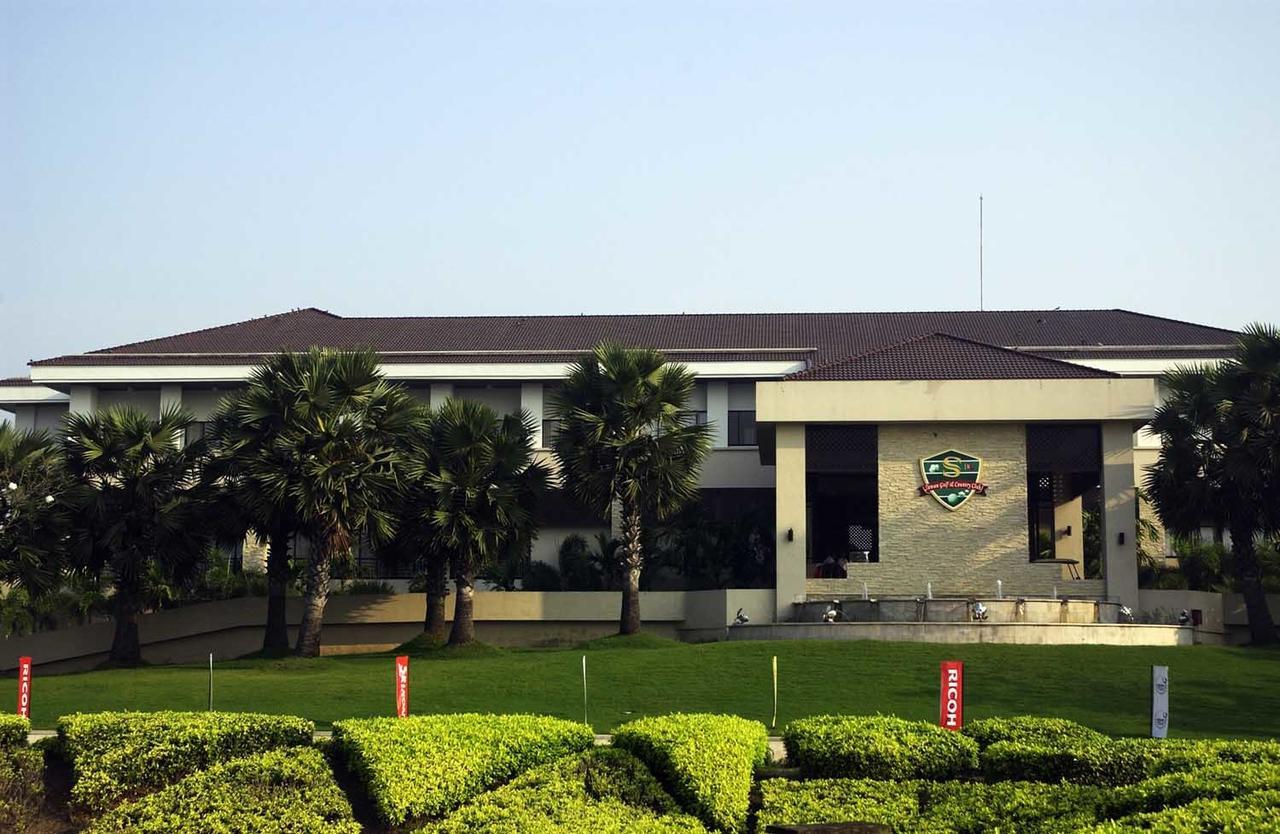 Гостьовий будинок Suwan Golf & Country Club Nakhon Chai Si Екстер'єр фото