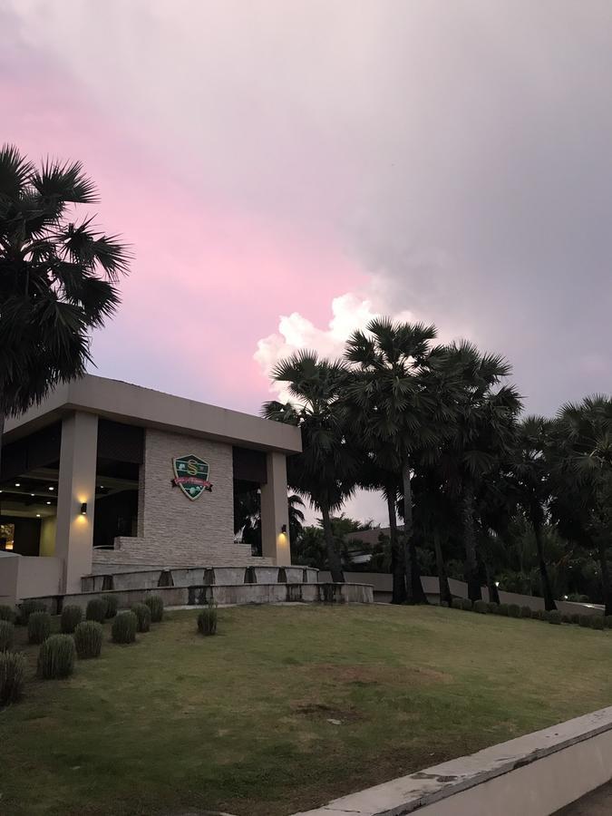 Гостьовий будинок Suwan Golf & Country Club Nakhon Chai Si Екстер'єр фото