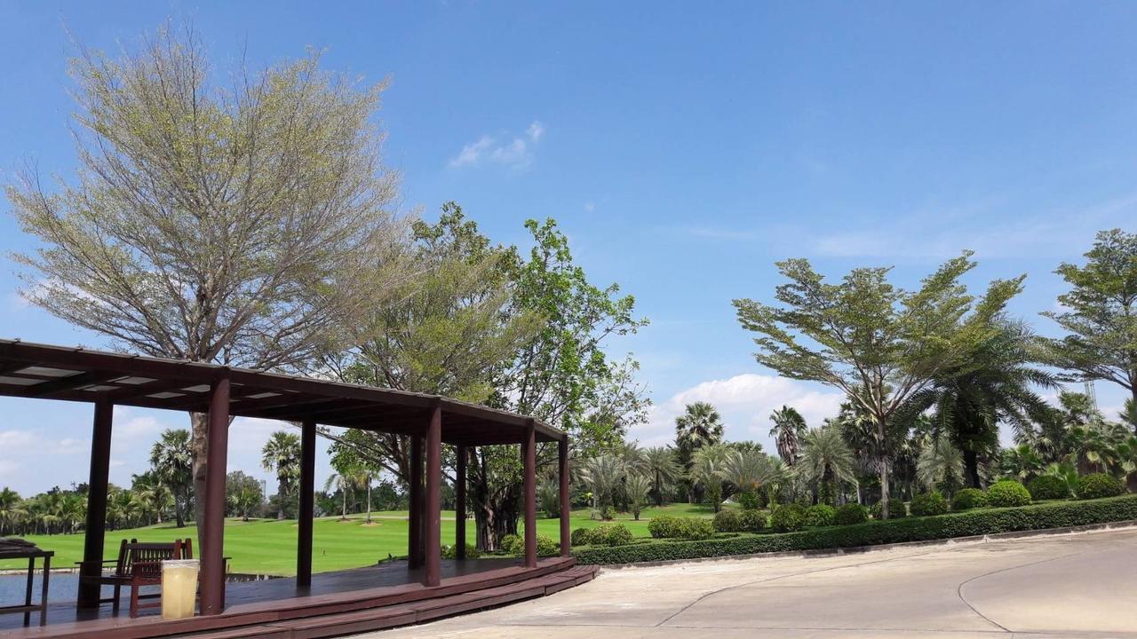 Гостьовий будинок Suwan Golf & Country Club Nakhon Chai Si Екстер'єр фото